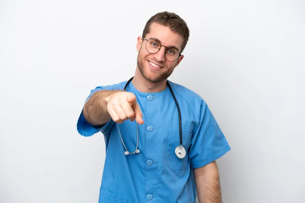 Ung Kirurg Läkare Kaukasisk Man Isolerad Vit Bakgrund Pekar Finger — Stockfoto