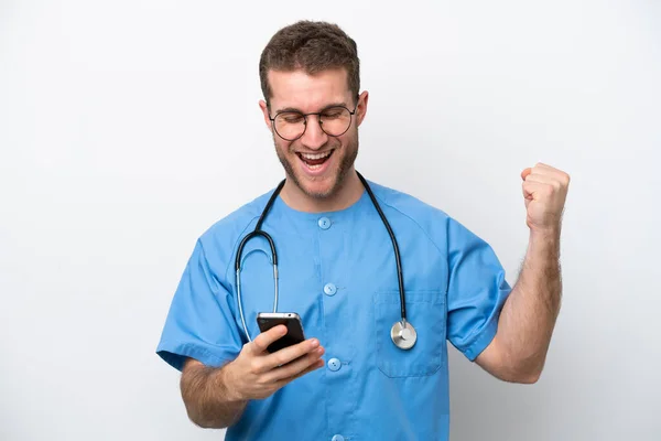 Jonge Chirurg Arts Blanke Man Geïsoleerd Witte Achtergrond Met Telefoon — Stockfoto