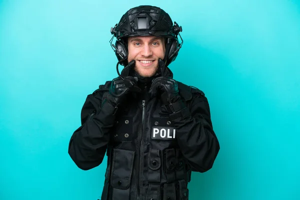 幸せと快適な表情で笑顔の青い背景に隔離されたSwat白人男性 — ストック写真