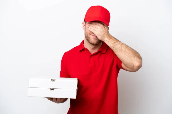 白い背景に手で目をカバーに隔離されたピザの箱を拾う制服を着た仕事を持つピザの配達原因アジアの男 何か見たくない — ストック写真