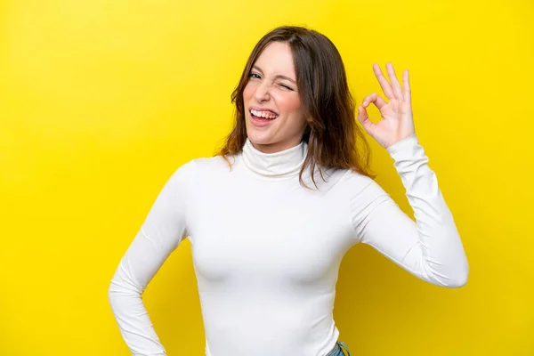 Mladá Běloška Žena Izolované Žlutém Pozadí Ukazující Znamení Prsty — Stock fotografie