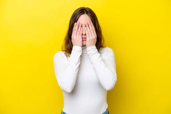 Mladá Běloška Žena Izolované Žlutém Pozadí Zakrývající Oči Rukama — Stock fotografie