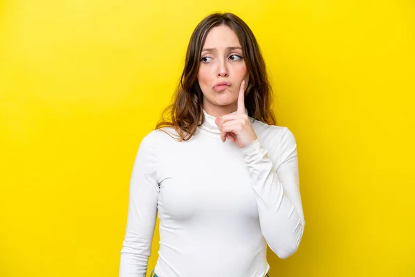 Jonge Blanke Vrouw Geïsoleerd Gele Achtergrond Denken — Stockfoto