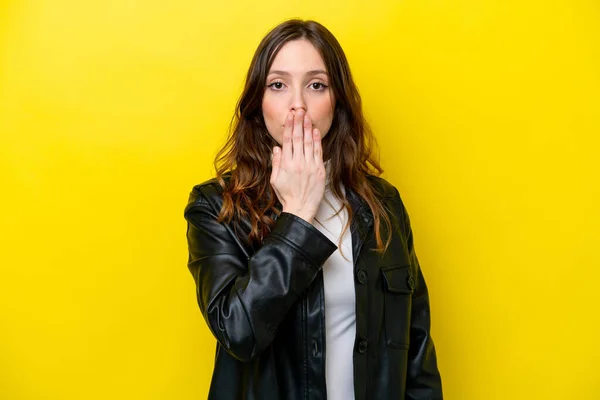 Jeune Femme Caucasienne Isolée Sur Fond Jaune Couvrant Bouche Avec — Photo