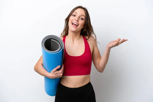 Giovane Donna Caucasica Sportiva Che Lezioni Yoga Mentre Tiene Tappeto — Foto Stock