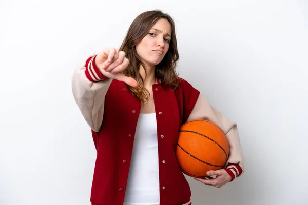 Beyaz Arka Planda Basketbol Oynayan Beyaz Tenli Genç Bir Kadın — Stok fotoğraf