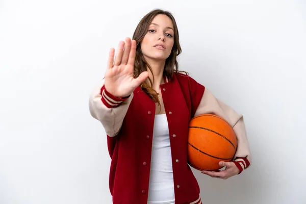 年轻的高加索女子在白人背景下孤身一人打篮球 做停止动作 — 图库照片