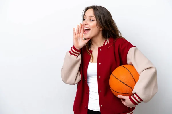 Молода Біла Жінка Грає Баскетбол Ізольовано Білому Тлі Кричить Відкритим — стокове фото