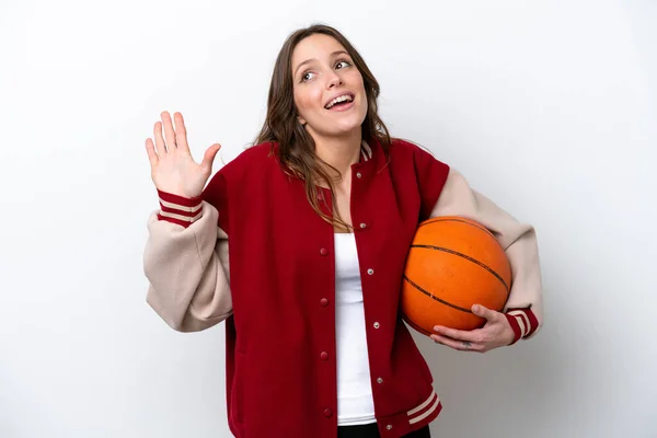 Basketbol Oynayan Beyaz Tenli Genç Bir Kadın Beyaz Arka Planda — Stok fotoğraf