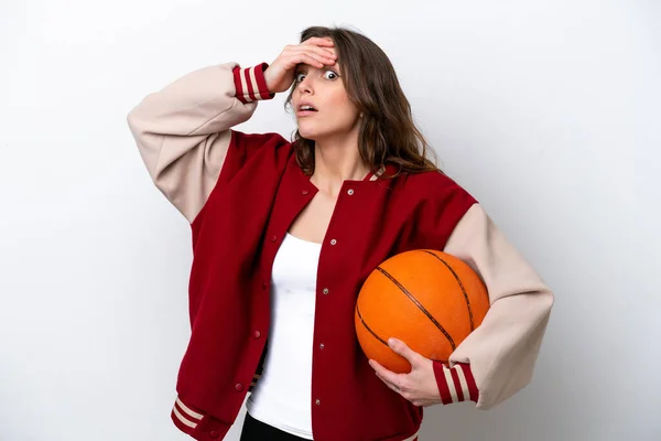 Young Caucasian Woman Playing Basketball Isolated White Background Doing Surprise — Stock Photo, Image