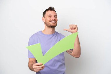 Beyaz arka planda izole edilmiş genç Brezilyalı bir adam elinde gururlu bir jestle bir çek simgesi tutuyor.