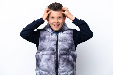 Küçük çocuk beyaz arka planda yalnız gülüyor.