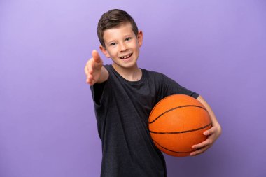 Mor arka planda izole edilmiş basketbol oynayan küçük çocuk iyi bir anlaşma için el sıkışıyor.