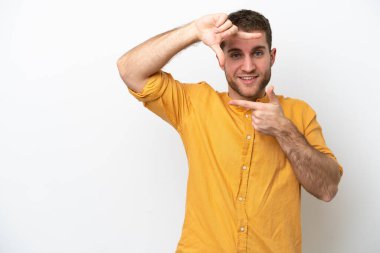 Beyaz arka planda izole edilmiş yüzü olan genç beyaz bir adam. Çerçeve sembolü