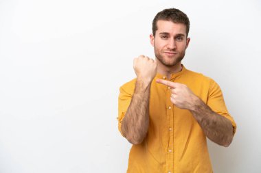 Beyaz arka planda izole genç beyaz adam geç kalma jesti yapıyor