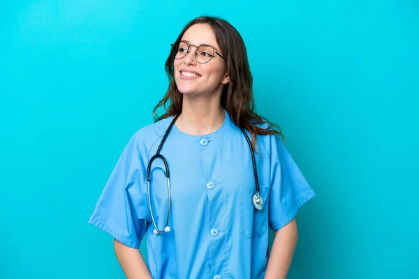 Junge Chirurg Ärztin Isoliert Auf Blauem Hintergrund Posiert Mit Armen — Stockfoto