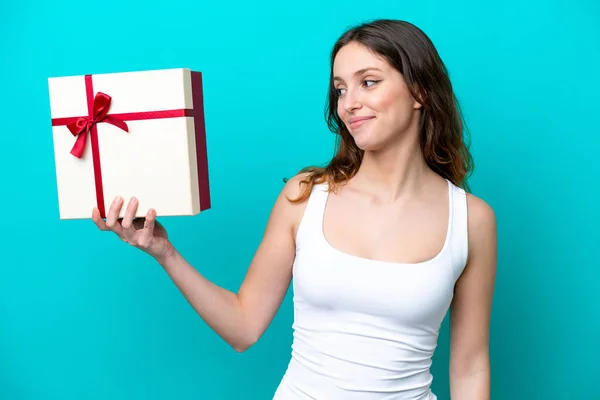 Молода Біла Жінка Тримає Подарунок Ізольовано Синьому Фоні Щасливим Виразом — стокове фото