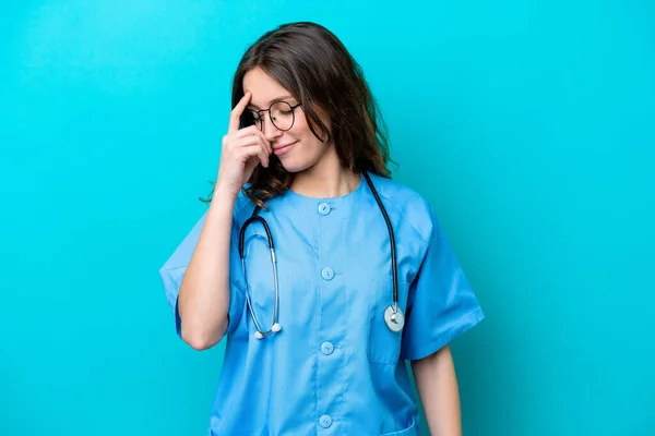 Jonge Chirurg Arts Vrouw Geïsoleerd Blauwe Achtergrond Lachen — Stockfoto
