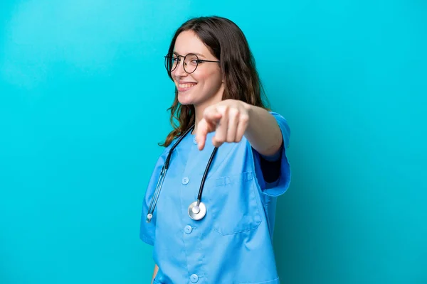 Молода Жінка Хірург Ізольована Синьому Фоні Вказуючи Спереду Щасливим Виразом — стокове фото
