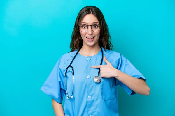 Junge Chirurgin Ärztin Isoliert Auf Blauem Hintergrund Mit Überraschendem Gesichtsausdruck — Stockfoto
