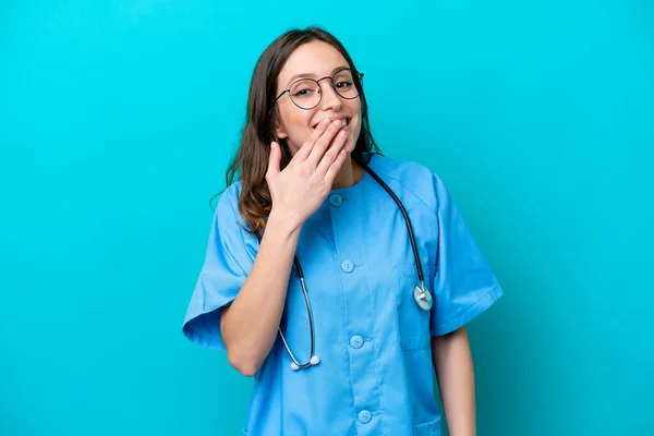 Молода Хірург Лікарка Ізольована Синьому Фоні Щаслива Посміхається Покриває Рот — стокове фото