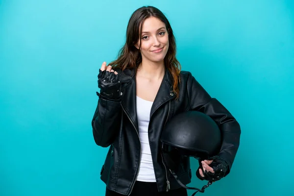 若いですCaucasian女性とともにオートバイヘルメット隔離上の青背景作るお金ジェスチャー — ストック写真