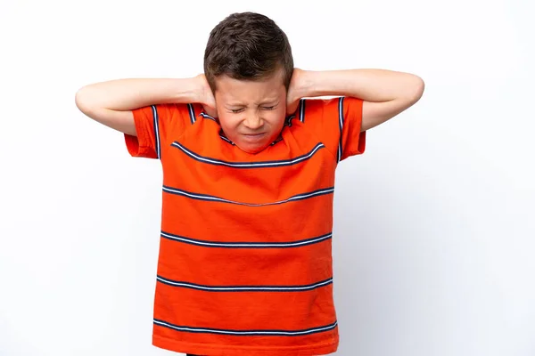 Piccolo Ragazzo Isolato Sfondo Bianco Frustrato Coprendo Orecchie — Foto Stock