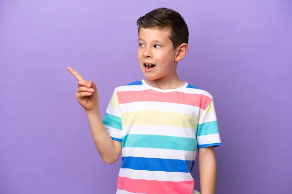 Niño Pequeño Aislado Sobre Fondo Púrpura Con Intención Realizar Solución —  Fotos de Stock