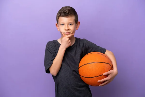 Niño Jugando Baloncesto Aislado Sobre Fondo Púrpura Pensando — Foto de Stock
