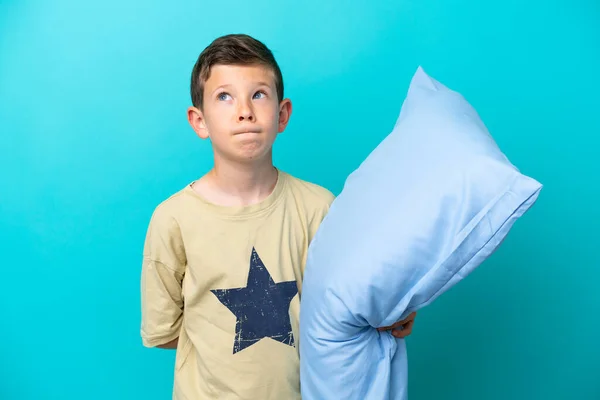 Маленький Мальчик Пижаме Изолирован Синем Фоне Смотрит Вверх — стоковое фото