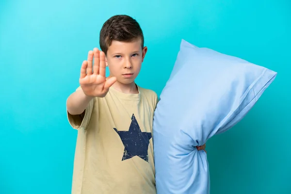Μικρό Αγόρι Πιτζάμες Απομονωμένο Μπλε Φόντο Κάνοντας Χειρονομία Στοπ — Φωτογραφία Αρχείου