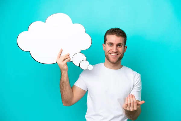 Young Caucasian Man Isolated Blue Background Holding Thinking Speech Bubble — ストック写真