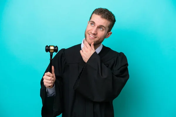 Judge Caucasian Man Isolated Blue Background Looking While Smiling — Stockfoto
