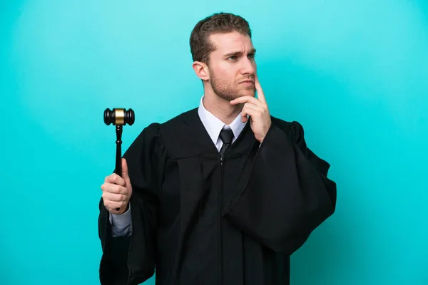 Judge Caucasian Man Isolated Blue Background Having Doubts While Looking — Stockfoto