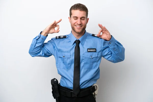 Jonge Politie Blanke Man Geïsoleerd Witte Achtergrond Zen Pose — Stockfoto