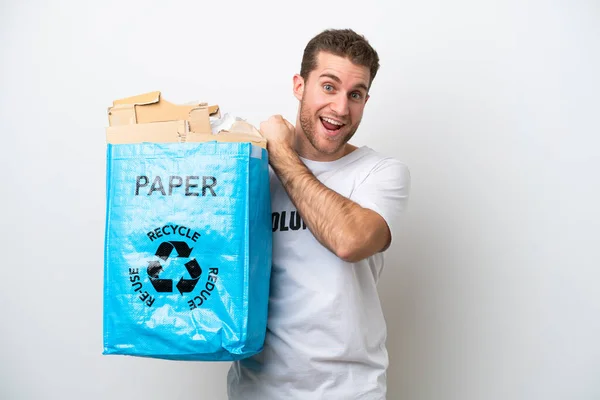 Молодий Білий Чоловік Тримає Мішок Переробки Паперу Щоб Переробляти Ізольовані — стокове фото