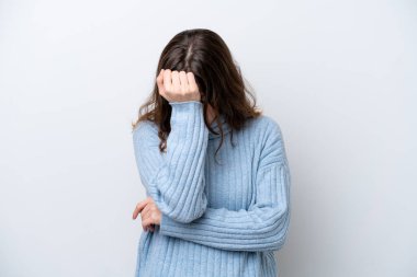 Beyaz arka planda başağrısı olan beyaz tenli genç bir kadın.