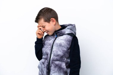 Küçük çocuk beyaz arka planda yalnız gülüyor.