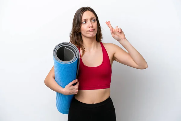 Giovane Donna Caucasica Sport Andando Lezioni Yoga Tenendo Tappeto Isolato — Foto Stock