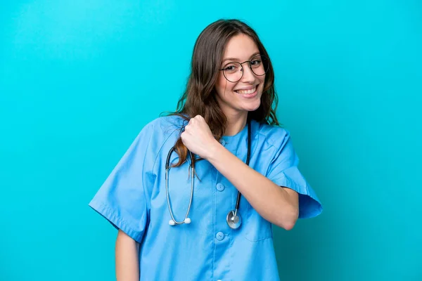 Młoda Chirurg Lekarz Kobieta Odizolowana Niebieskim Tle Świętując Zwycięstwo — Zdjęcie stockowe