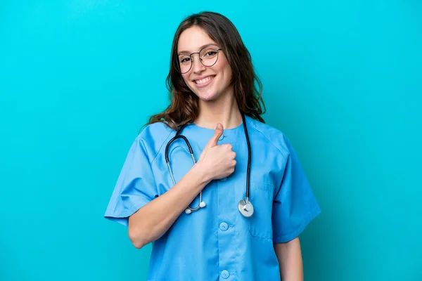 Junge Chirurg Ärztin Isoliert Auf Blauem Hintergrund Gibt Eine Daumen — Stockfoto