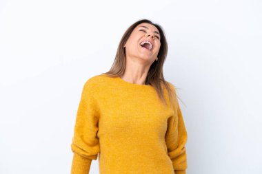 Beyaz arka planda izole edilmiş orta yaşlı beyaz kadın gülüyor.