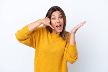 Beyaz arka planda izole edilmiş orta yaşlı beyaz bir kadın telefon jesti yapıyor ve şüpheli.