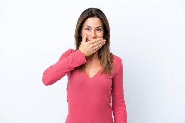 Beyaz arka planda izole edilmiş orta yaşlı beyaz kadın ağızlarını eliyle kapatıyor.