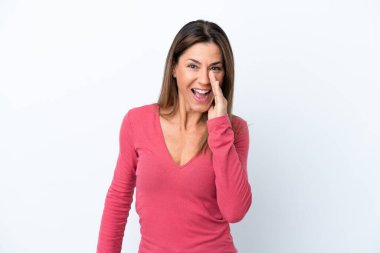 Beyaz arka planda izole edilmiş orta yaşlı beyaz kadın ağzı açık bağırıyor.