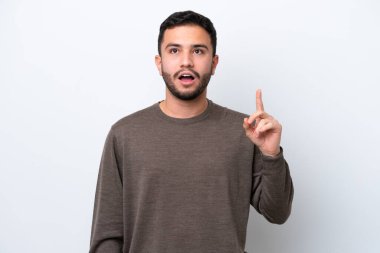 Genç Brezilyalı bir adam beyaz arka planda izole edilmiş.