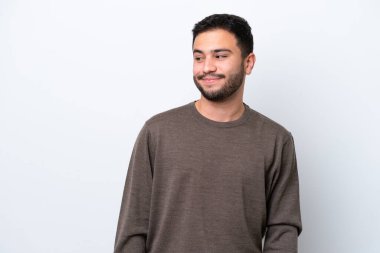 Genç Brezilyalı bir adam beyaz arka planda izole edilmiş. Taraf tutarken şüphe duyuyor.