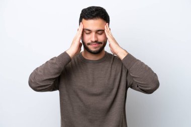 Genç Brezilyalı adam beyaz arka planda baş ağrısı ile izole edilmiş.