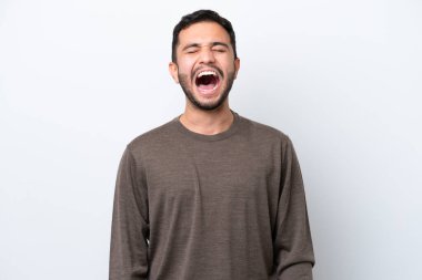 Genç Brezilyalı bir adam beyaz arka planda izole edilmiş ve ağzı açık bağırıyor.
