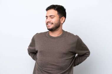 Genç Brezilyalı bir adam beyaz arka planda izole edilmiş. Çaba gösterdiği için sırt ağrısı çekiyor.